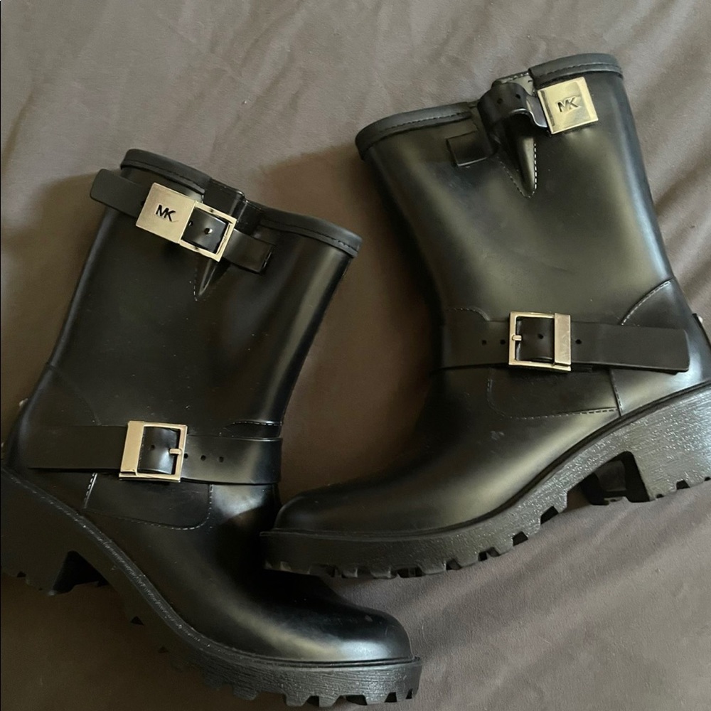 Short rain boots
